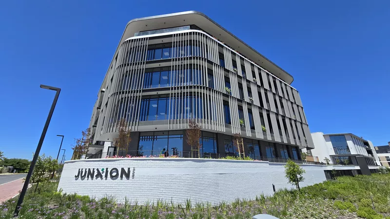 1 135 m² Office to let in Century City, Junxion Park - Building 1 (photo 1)