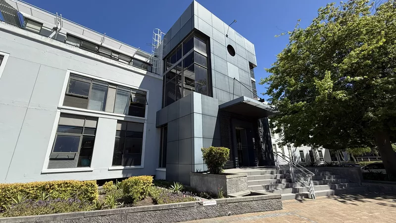 415 m² Office to let in Newlands, Slade House, Boundary Terraces (photo 3)