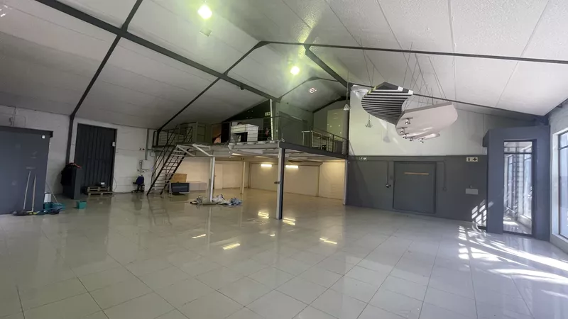 394 m² Industrial to let in Salt River, 33 Salt River Road (photo 4)