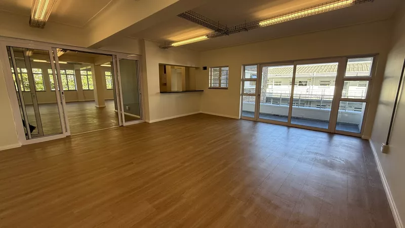 238 m² Office to let in Claremont, Grove Building (photo 23)