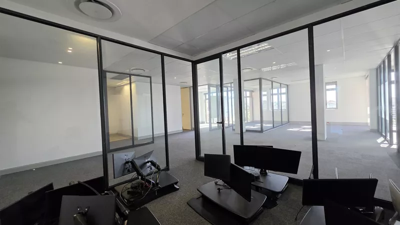 192 m² Office to let in Grosvenor Square, Grosvenor Square - Block A (photo 17)