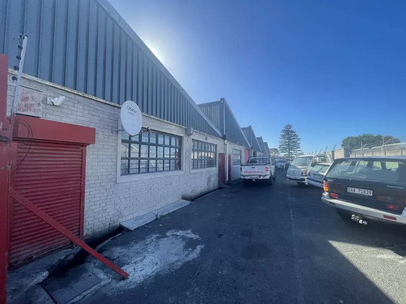 1 250 m² Industrial for sale in Athlone, 8 Deutz Road (photo 1)