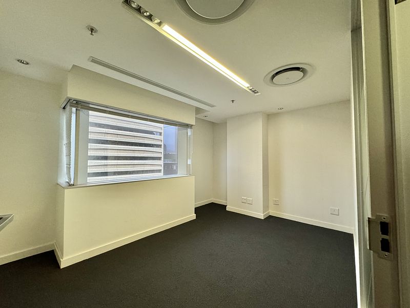 1 000 m² Office to let in Cape Town City Centre/CBD, 8 Riebeek Street (photo 18)