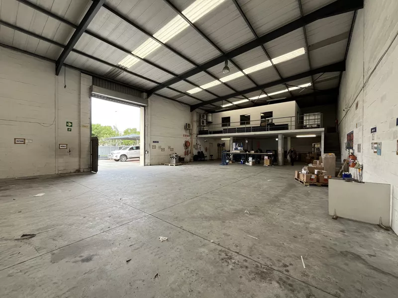 992 m² Industrial to let in Airport Industrial, 10 Concorde Crescent (photo 9)