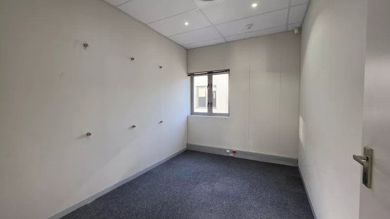 273 m² Office to let in Century City, Grosvenor Square - Block D (photo 26)