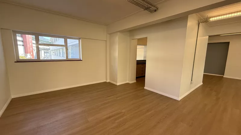 238 m² Office to let in Claremont, Grove Building (photo 18)