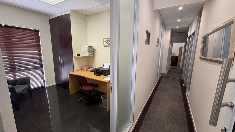 112 m² Office to let in Tyger Waterfront, Canal Edge 4 (photo 5)