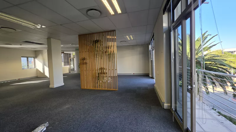 273 m² Office to let in Century City, Grosvenor Square - Block D (photo 11)