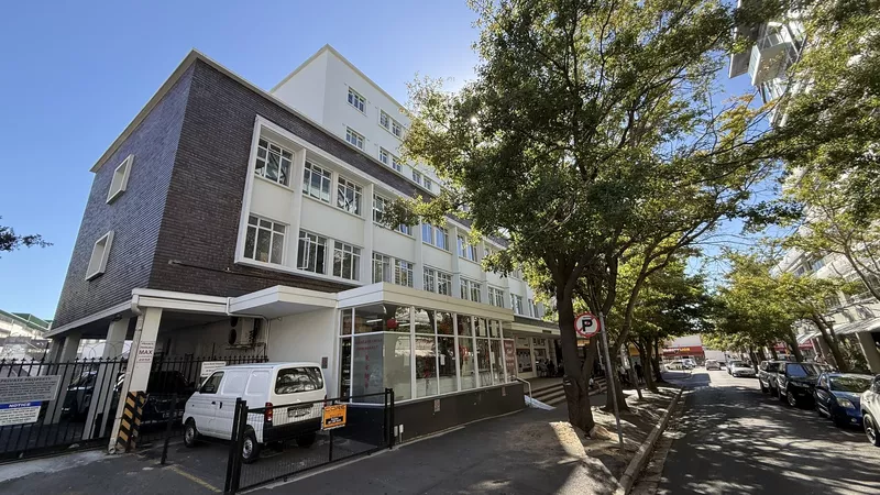 238 m² Office to let in Claremont, Grove Building (photo 4)