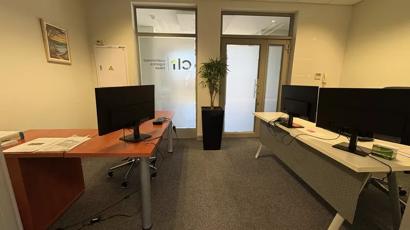 174 m² Office to let in Century City, Grosvenor Square - Block E (photo 7)