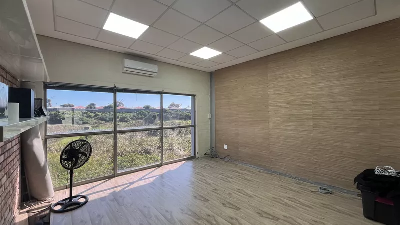 300 m² Retail property to let in Brooklyn, Highway Park (photo 8)