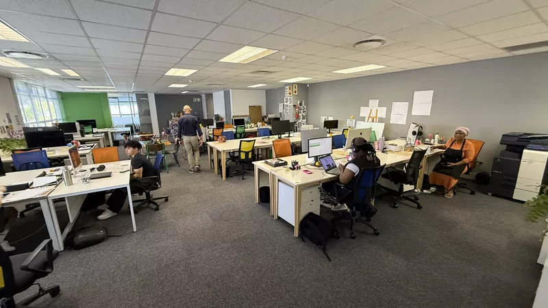 323 m² Office to let in Claremont, Grove Exchange (photo 13)