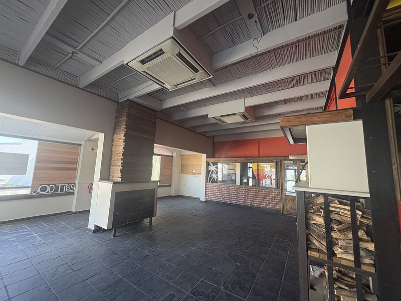 589 m² Retail property to let in Durbanville, Village Square (photo 35)