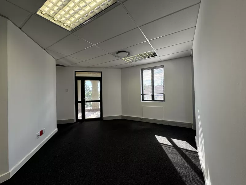 1 950 m² Office for sale in Tyger Valley, Biella Building (photo 21)
