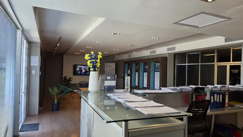 647 m² Office to let in Century City, 5 Edison Way - Century Gate (photo 15)
