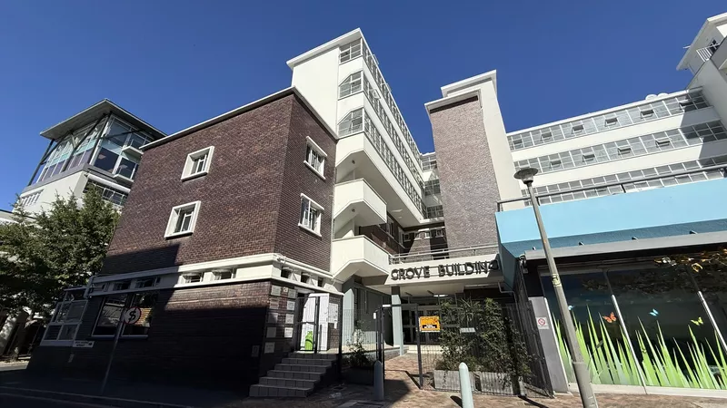 238 m² Office to let in Claremont, Grove Building (photo 1)