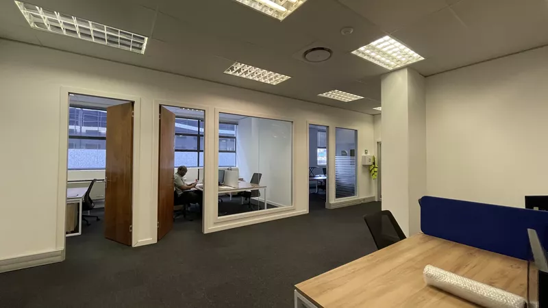 193 m² Office to let in Observatory, Gate House (photo 10)