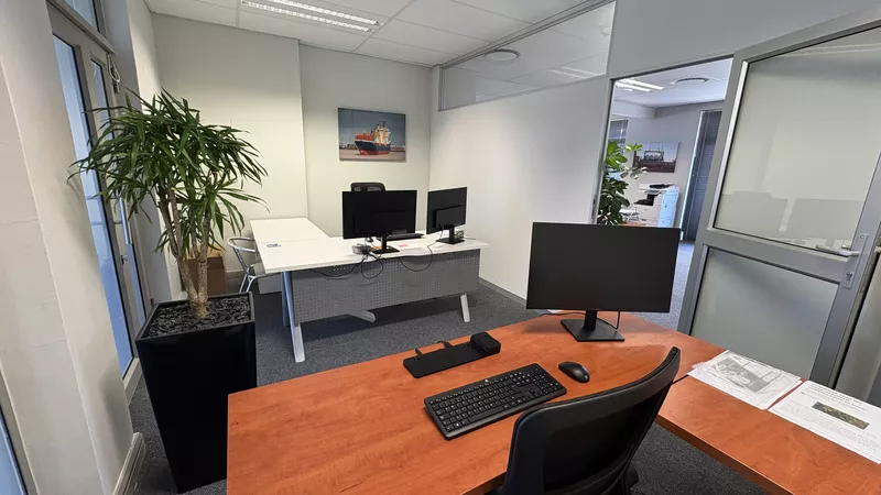174 m² Office to let in Century City, Grosvenor Square - Block E (photo 11)