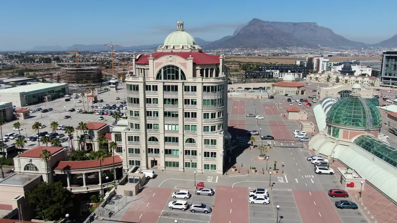147 m² Office to let in Century City, Canal Tower - West (photo 2)