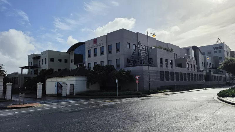 222 m² Office to let in Century Square, Knowledge Park 3 (photo 2)