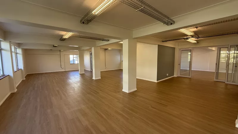 238 m² Office to let in Claremont, Grove Building (photo 10)