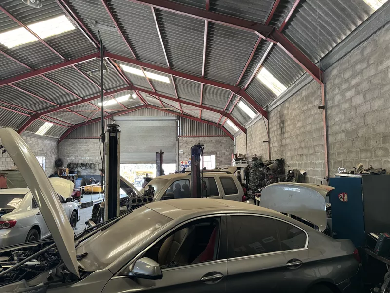 900 m² Industrial for sale in Blackheath, 20 Trafford Road, Blackheath (photo 2)