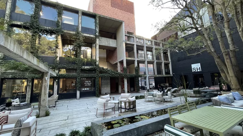 815 m² Office to let in Woodstock, Tramways (photo 1)