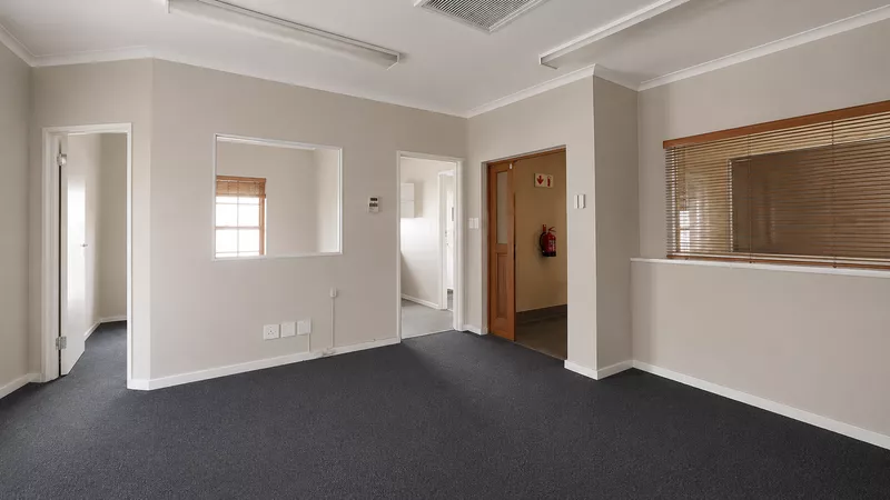 94 m² Office for sale in Bellville, Old Dutch Square (photo 11)