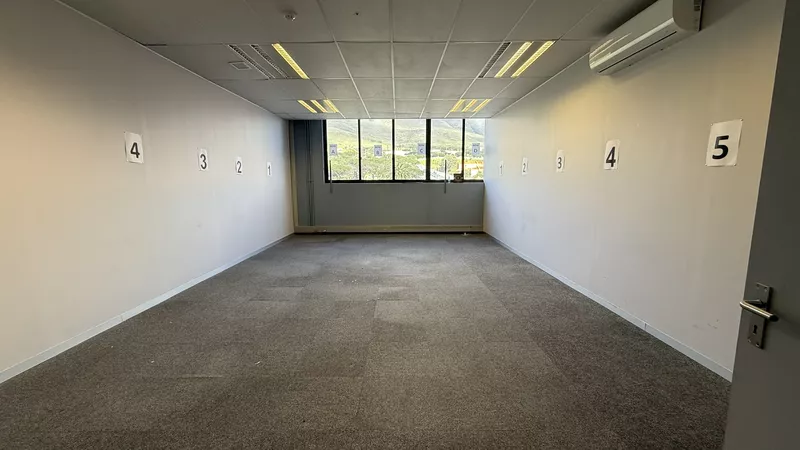 2 300 m² Office to let in Observatory, Deneb House (photo 46)