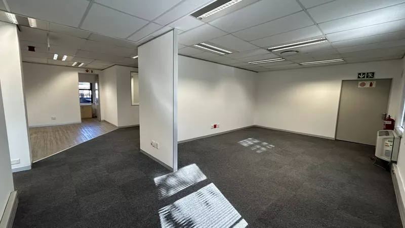 355 m² Office to let in Mowbray, River Park (photo 9)