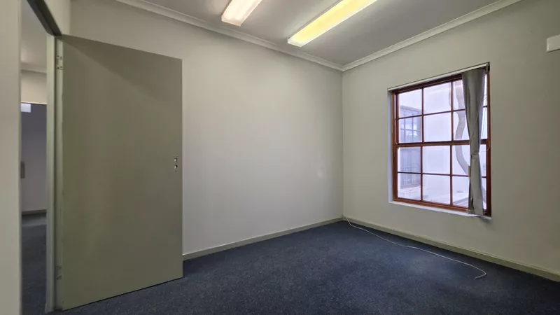 119 m² Office for sale in Bellville, Old Dutch Square (photo 23)