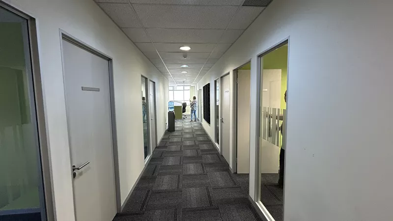 303 m² Office to let in Claremont, Grove Exchange (photo 12)