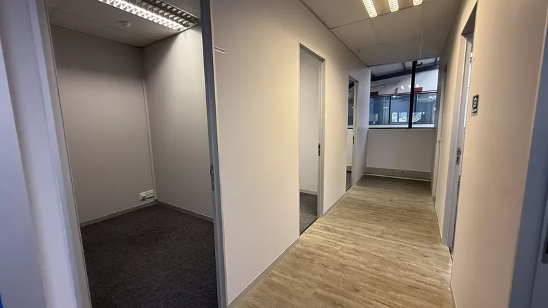 2 300 m² Office to let in Observatory, Deneb House (photo 44)