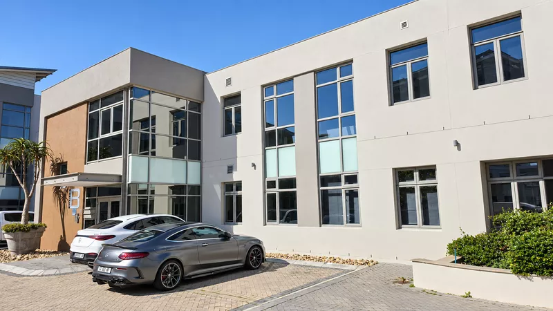 130 m² Office for sale in Century City, Grosvenor Square - Block B (photo 2)