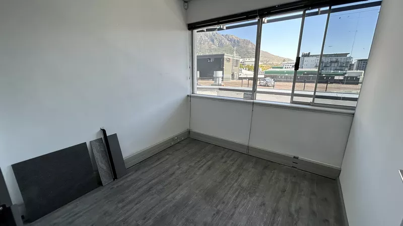 172 m² Office to let in Claremont, Buchanan Chambers (photo 11)