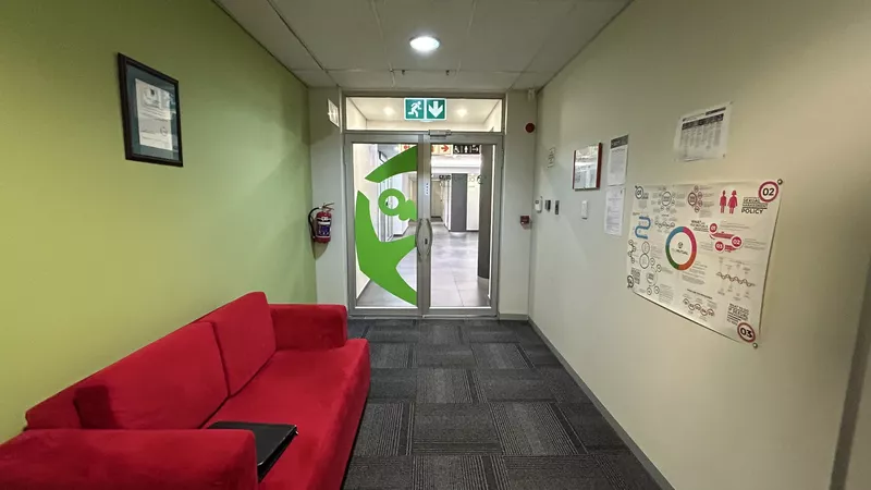 303 m² Office to let in Claremont, Grove Exchange (photo 5)