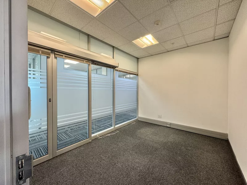 231 m² Office to let in Cape Town City Centre/CBD, Convention Towers (photo 11)