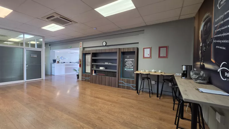 647 m² Office to let in Century City, 5 Edison Way - Century Gate (photo 17)
