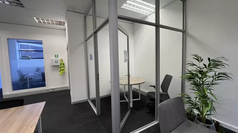 193 m² Office to let in Observatory, Gate House (photo 7)