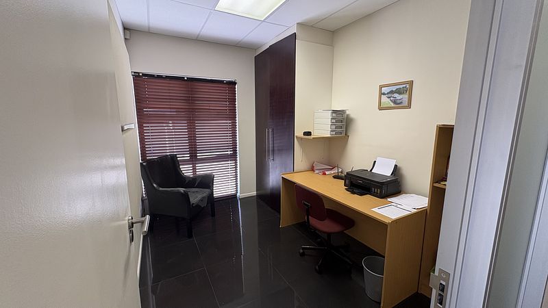 112 m² Office to let in Tyger Waterfront, Canal Edge 4 (photo 7)