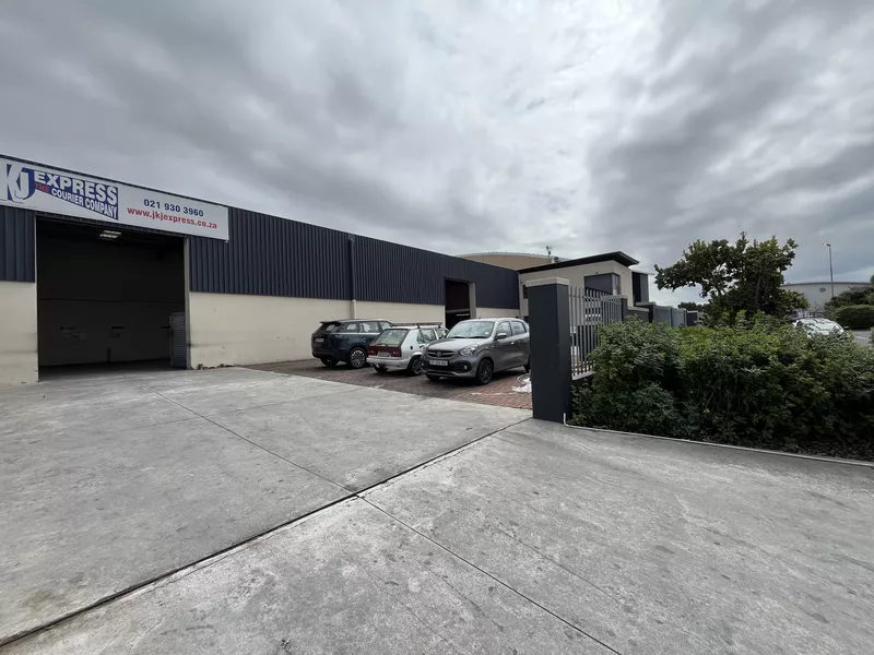 992 m² Industrial to let in Airport Industrial, 10 Concorde Crescent (photo 1)