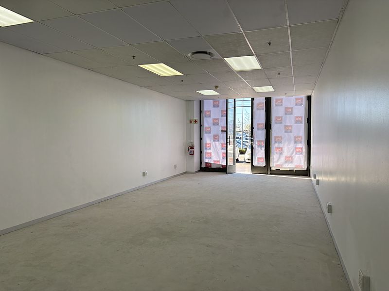 63 m² Retail property to let in Kuilsriver, IPIC Shopping Centre Soneike (photo 12)