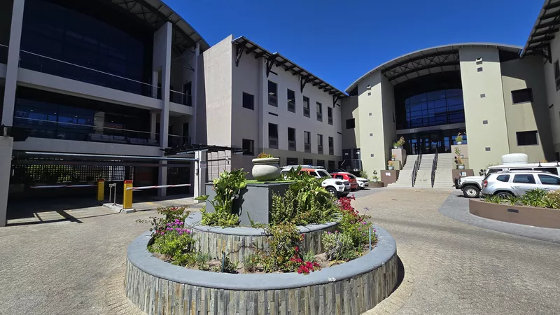 222 m² Office to let in Century Square, Knowledge Park 3 (photo 4)