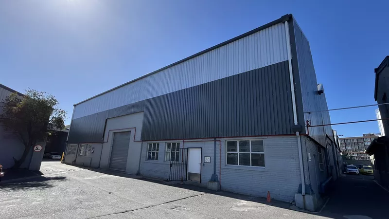 633 m² Property to let in Woodstock, Nearby Industrial Park (photo 2)