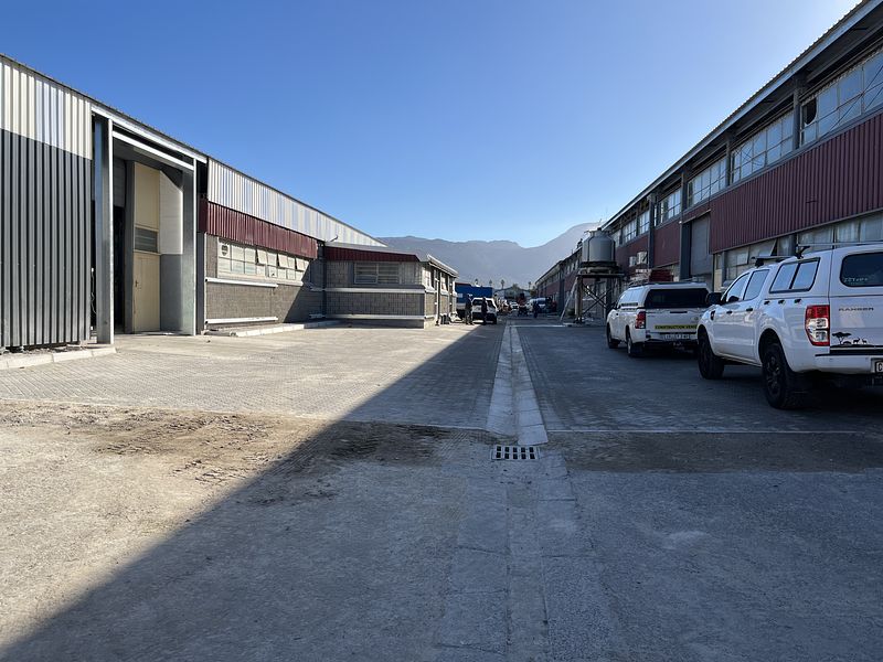 425 m² Industrial to let in Southern Suburbs, Celie Road Industrial Park - Block B (photo 2)
