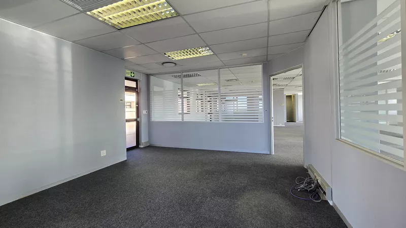 208 m² Office to let in Boulevard Place, Boulevard Place - North Lobby (photo 10)