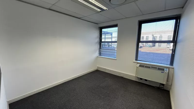 355 m² Office to let in Mowbray, River Park (photo 11)