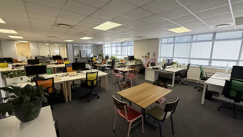 323 m² Office to let in Claremont, Grove Exchange (photo 9)