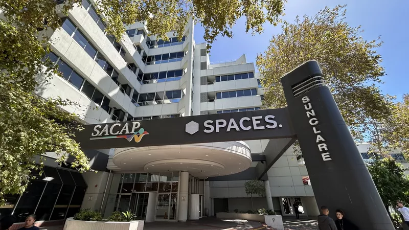 653 m² Office to let in Claremont, Sunclare (photo 1)