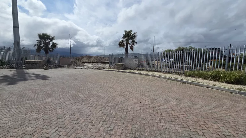 11 000 m² Vacant land to let in Strand, Broadway Business Park, 24 Helios Avenue (Yard + Optional Offices) (photo 4)